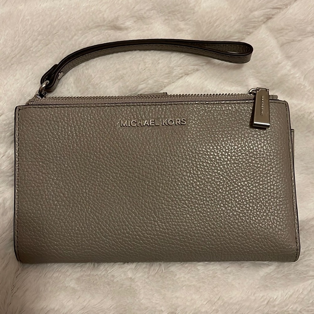 Gray wristlet Michael kors